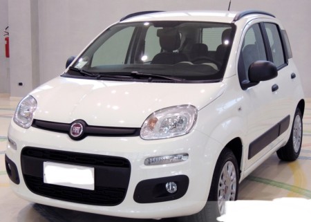 Fiat Panda 2014 benzina .     5 posti.      Aria condizionata.    Sterzo elettrico.     Radio.  