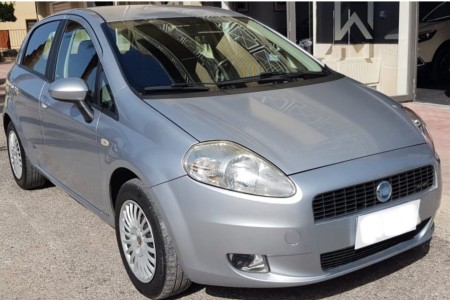 Fiat grande punto benzina.        5posti.       Aria condizionata.           Sterzo elettrico.      